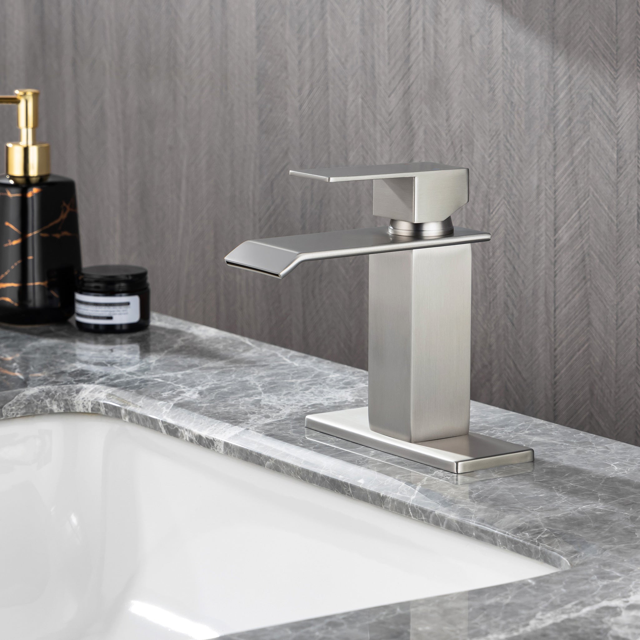 Single-Handle Single-Hole Bathroom Faucet with Drain Assembly