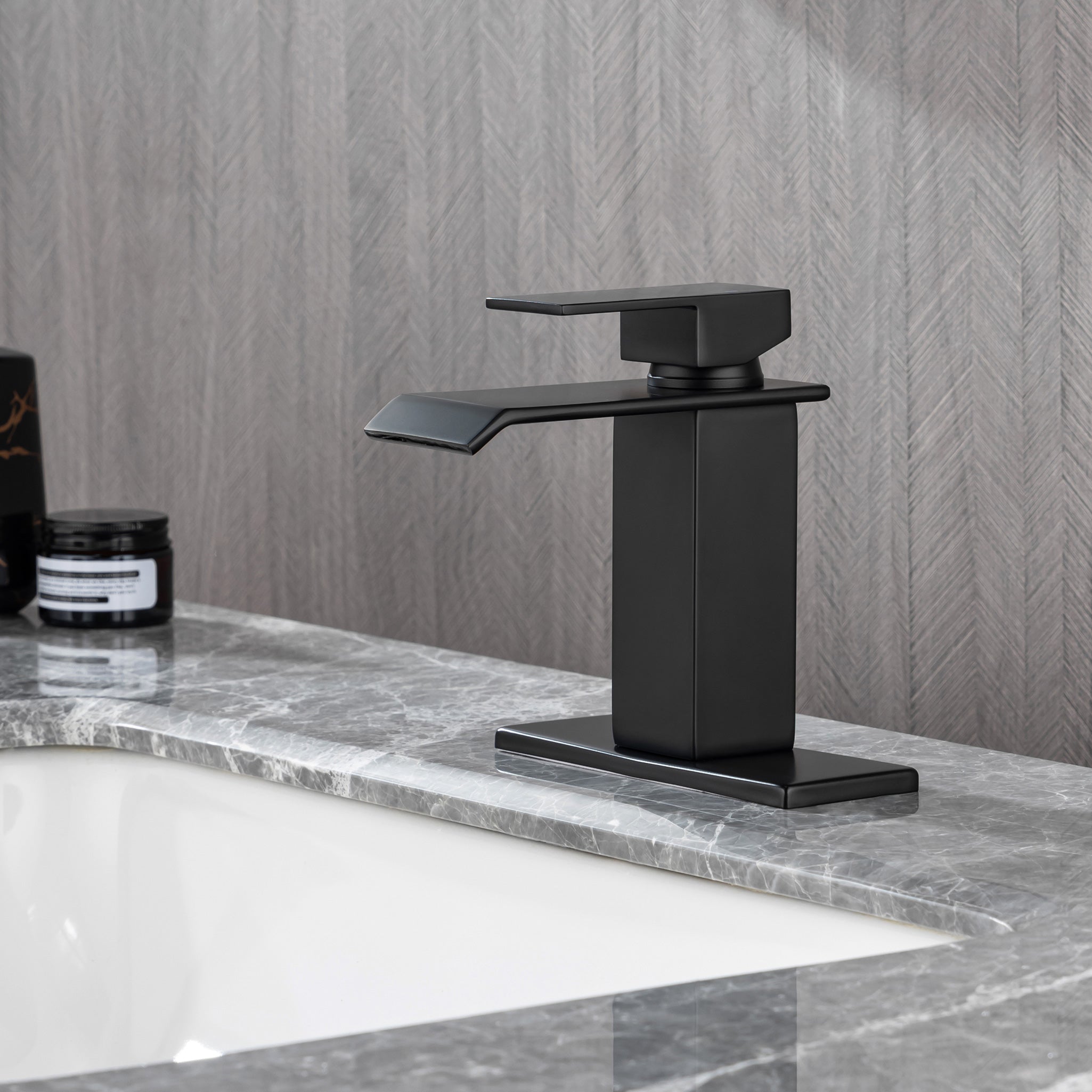 Single-Handle Single-Hole Bathroom Faucet with Drain Assembly