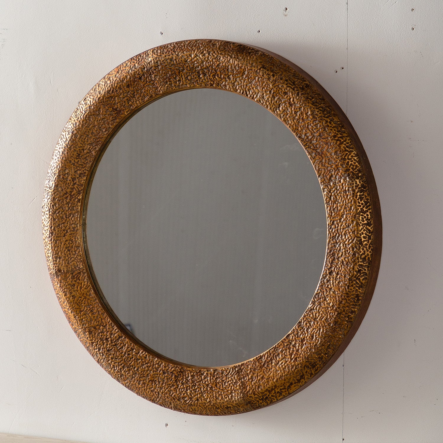 31.3 in. Hammered Gold Round Wall Mirror, Iron Frame Decorative Accent Mirror with MDF Backing for Living Room, Bedroom & Entryway